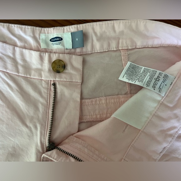Old Navy Women’s Shorts EUC - Picture 3 of 3